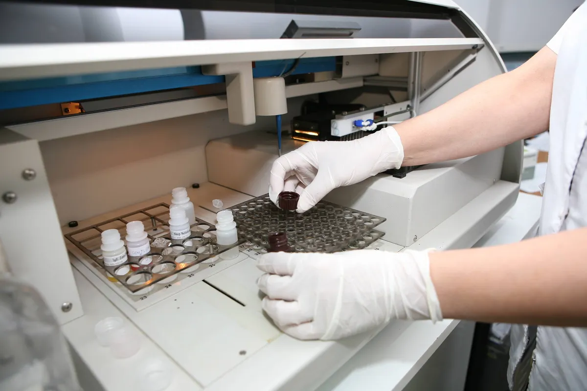În laborator, Clinica Puls Medica